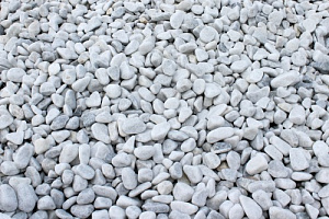 Kamenclub.ru: Мраморная крошка (щебень галтованный белый) фр.10-20 мм.  купить в Екатеринбурге мрамор белый, молочный, айвори окатанный округлый декоративный ландшафтный щебень 17000 руб/т   фото КАМЕНЬ КЛУБ