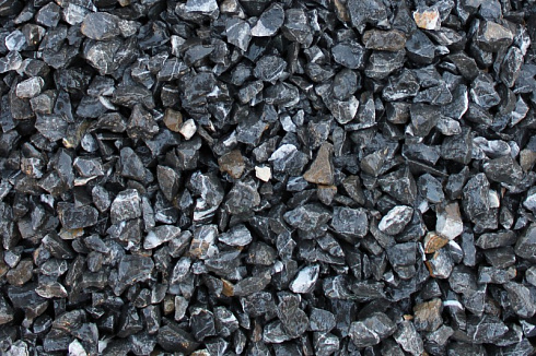 Kamenclub.ru: Щебень крошка черный (мрамор) фр. 20-40 мм.  купить в Екатеринбурге мрамор черный с белыми прожилками мраморная каменная крошка 11000 руб/т   фото КАМЕНЬ КЛУБ