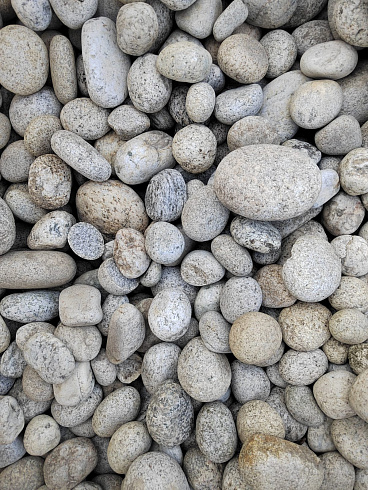 Kamenclub.ru: Галька речная окат (серо-белая) фр. 70-120 мм купить  в Екатеринбурге галька галечник бело-серая, серо-белая, серая, белая речная природная галька  8000 руб/т   фото КАМЕНЬ КЛУБ