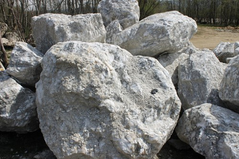 Kamenclub.ru: Мраморизированный известняк фр.500-1500 мм.  купить в Екатеринбурге    10000 руб/т   фото КАМЕНЬ КЛУБ