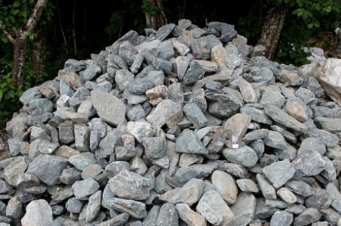 Kamenclub.ru: Гранит скальник (серо-зеленый) фр. 100-500 мм.  купить в Екатеринбурге гранит зеленый, серый, салатовый крупный ландшафтный валун 6 000 руб/т   фото КАМЕНЬ КЛУБ