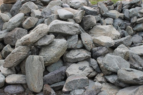 Kamenclub.ru: Гранит скальник (серо-зеленый) фр. 100-500 мм.  купить в Екатеринбурге гранит зеленый, серый, салатовый крупный ландшафтный валун 6 000 руб/т   фото КАМЕНЬ КЛУБ