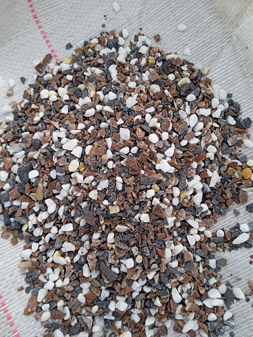 Kamenclub.ru: Мраморная крошка (щебень галтованный микс:белый-черный-розовый-медовый) фр.5-10 мм.  купить в Екатеринбурге мрамор белый, медовый, черный, розовый мраморный галтованный щебень декоративный ландшафтный 15500 руб/т   фото КАМЕНЬ КЛУБ