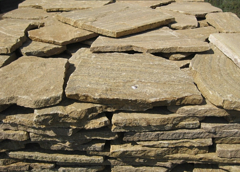 Kamenclub.ru: Песчаник пластушка желтый с рисунком (3 см)  купить в Екатеринбурге песчаник желтый с рисунком, рыжий, желтый песчаник пластушка ландшафтная рваная 8 500 руб/м3   фото КАМЕНЬ КЛУБ