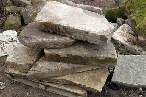 Kamenclub.ru: Песчаник плиты - плахи - пошаговые дорожки (фр. 70-150 мм)  купить в Екатеринбурге песчаник серый бежевый желтый зеленый колотый песчаник строительный 6500 руб/т   фото КАМЕНЬ КЛУБ