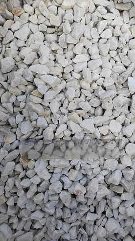 Kamenclub.ru: Мраморная крошка, щебень, цвет-белый, фр. 10-20 мм.  купить в Екатеринбурге мрамор белый, молочный айвори каменная ландшафтная декоративная крошка шебня 12000 руб/т   фото КАМЕНЬ КЛУБ