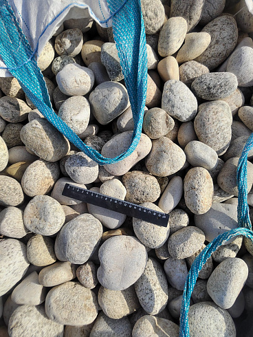 Kamenclub.ru: Галька речная окат (серо-белая) фр. 70-120 мм купить  в Екатеринбурге галька галечник бело-серая, серо-белая, серая, белая речная природная галька  8000 руб/т   фото КАМЕНЬ КЛУБ