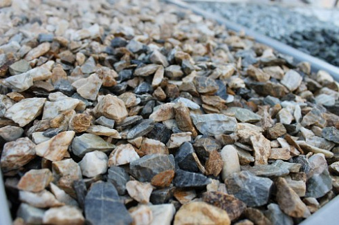 Kamenclub.ru: Мраморная крошка (щебень крошка медовый), фр. 10-20 мм.  купить в Екатеринбурге песчаник бежевый, серый каменная ландшафтная крошка  12000 руб/т   фото КАМЕНЬ КЛУБ