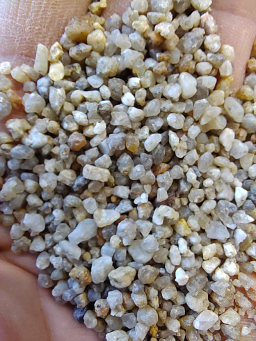 Кварцевый песок для площадок фр. 2-5 мм.  купить в Екатеринбурге фото Камень Клуб