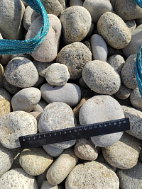 Kamenclub.ru: Галька речная окат (серо-белая) фр. 70-120 мм купить  в Екатеринбурге галька галечник бело-серая, серо-белая, серая, белая речная природная галька  8000 руб/т   фото КАМЕНЬ КЛУБ