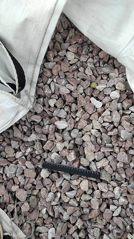 Kamenclub.ru: Мраморная крошка (щебень галтованный розовый) фр.20-40 мм.  купить в Екатеринбурге мрамор розовый, красный оголтованный округлый щебень  15000 руб/т   фото КАМЕНЬ КЛУБ