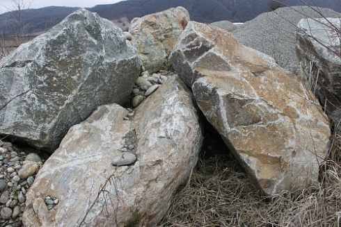 Kamenclub.ru: Гранит скальник (серо-зеленый) фр. 500-1500 мм.  купить в Екатеринбурге гранит мрамор  серый зеленый темно-серый глыба скальная колотая ландшафтная 7 500 руб/т   фото КАМЕНЬ КЛУБ