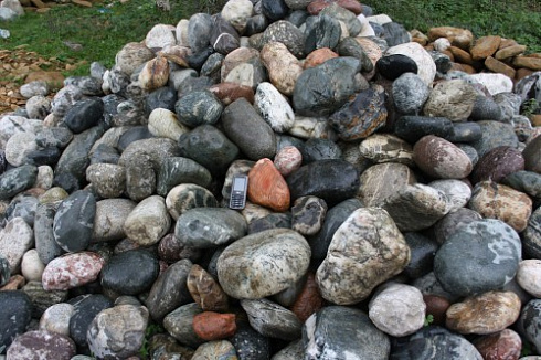 Kamenclub.ru: Ландшафтные валунчики фр.100-500 мм.  купить в Екатеринбурге крупный природный камень серый, темно-серый, светло-серый речной валун крупный 4800 руб/т   фото КАМЕНЬ КЛУБ