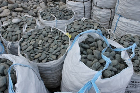 Kamenclub.ru: Темно-серый валунчик фр.100-300 мм.  купить в Екатеринбурге крупный природный камень серый, темно-серый, светло-серый речная галька большого размера окатанная 4500 руб/т   фото КАМЕНЬ КЛУБ