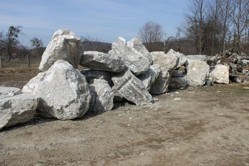 Kamenclub.ru: Мраморизированный известняк фр.500-1500 мм.  купить в Екатеринбурге    10000 руб/т   фото КАМЕНЬ КЛУБ