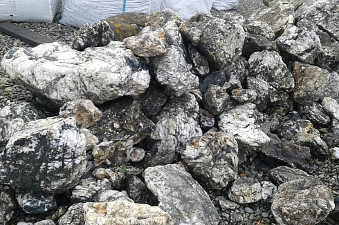 Kamenclub.ru: Черный гранит - кварцит фр. 100-500 мм.  купить в Екатеринбурге мрамор гранит черный с белыми прожилками, серый, белый валун скальный колотый 7000 руб/т   фото КАМЕНЬ КЛУБ