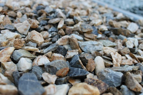 Kamenclub.ru: Мраморная крошка (щебень крошка медовый), фр. 10-20 мм.  купить в Екатеринбурге песчаник бежевый, серый каменная ландшафтная крошка  12000 руб/т   фото КАМЕНЬ КЛУБ