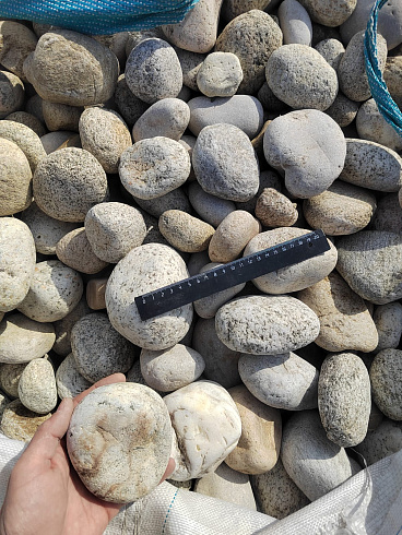 Kamenclub.ru: Галька речная окат (серо-белая) фр. 70-120 мм купить  в Екатеринбурге галька галечник бело-серая, серо-белая, серая, белая речная природная галька  8000 руб/т   фото КАМЕНЬ КЛУБ