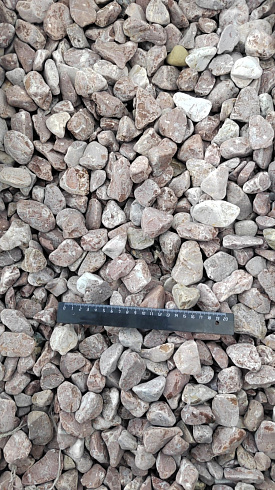 Kamenclub.ru: Мраморная крошка (щебень галтованный розовый) фр.20-40 мм.  купить в Екатеринбурге мрамор розовый, красный оголтованный округлый щебень  15000 руб/т   фото КАМЕНЬ КЛУБ