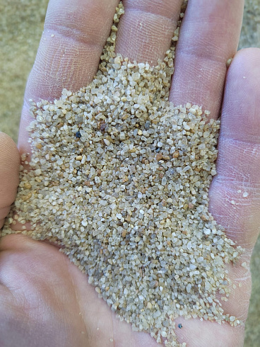 Кварцевый песок для площадок фр. 0,6-1,2 мм.  купить в Екатеринбурге фото Камень Клуб