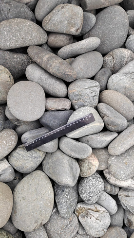 Kamenclub.ru: Галька речная окат (темно-серая) фр. 70-150 мм. купить  в Екатеринбурге галька речная темно-серая, синяя, серая речная галька округлая  8000 руб/т   фото КАМЕНЬ КЛУБ