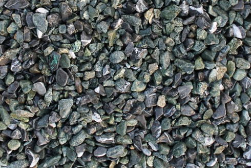 Kamenclub.ru: Мраморная крошка (щебень галтованный микс:зеленый-черный) фр.10-20 мм.  купить в Екатеринбурге мрамор зеленый, черный декоративные ландшафтные окатанные округлые камни щебня 14500 руб/т   фото КАМЕНЬ КЛУБ