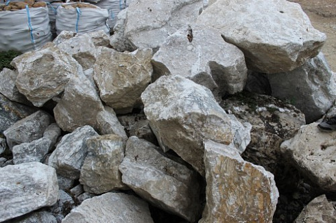 Kamenclub.ru: Мраморизированный известняк фр. 100-500 мм.  купить в Екатеринбурге известняк серый белый темно-серый сероватый валун природного образования окатанный 10500 руб/т   фото КАМЕНЬ КЛУБ