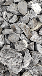 Kamenclub.ru: Щебень галтованный черный (мрамор) фр.40-70 мм.  купить в Екатеринбурге мрамор черный с белыми прожилками, черный, белый щебень галтованный округлый 13500 руб/т   фото КАМЕНЬ КЛУБ