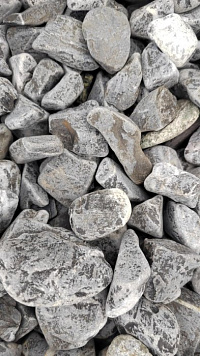 Kamenclub.ru: Щебень галтованный черный (мрамор) фр.40-70 мм.  купить в Екатеринбурге мрамор черный с белыми прожилками, черный, белый щебень галтованный округлый 13500 руб/т   фото КАМЕНЬ КЛУБ