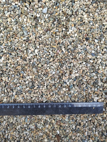 Kamenclub.ru: Галька речная окат (серая) фр.3-5 мм купить  в Екатеринбурге галька речная серая бежевый темно-серый окатанный речной камень округлый 9500 руб/т   фото КАМЕНЬ КЛУБ