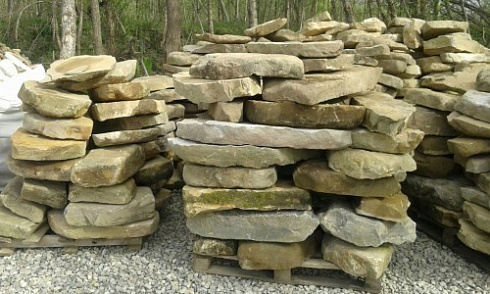 Kamenclub.ru: Песчаник плиты - плахи - пошаговые дорожки (фр. 70-150 мм)  купить в Екатеринбурге песчаник серый бежевый желтый зеленый колотый песчаник строительный 6500 руб/т   фото КАМЕНЬ КЛУБ