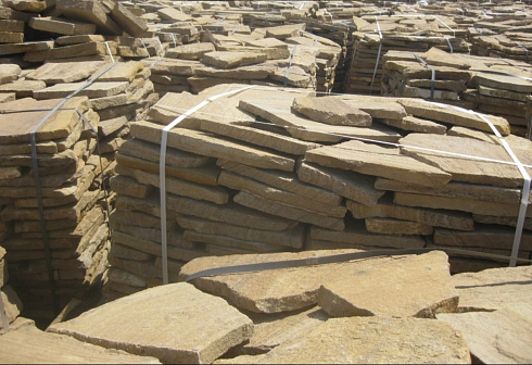 Kamenclub.ru: Песчаник пластушка желтый с рисунком (3 см)  купить в Екатеринбурге песчаник желтый с рисунком, рыжий, желтый песчаник пластушка ландшафтная рваная 8 500 руб/м3   фото КАМЕНЬ КЛУБ