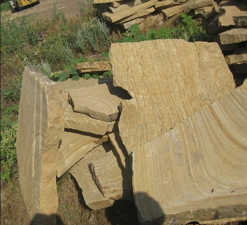 Kamenclub.ru: Форматный камень (плаха) пошаговая дорожка от 70-150 см (4 -12 см)  купить в Екатеринбурге плитняк  форматный плаха желтый песчаник 9 000 руб/т   фото КАМЕНЬ КЛУБ