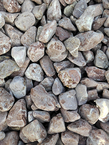 Kamenclub.ru: Мраморная крошка (щебень галтованный розовый) фр.10-20 мм.  купить в Екатеринбурге мрамор розовый, красный ландшафтный декоративный окатанный округлый щебень 15000 руб/т   фото КАМЕНЬ КЛУБ