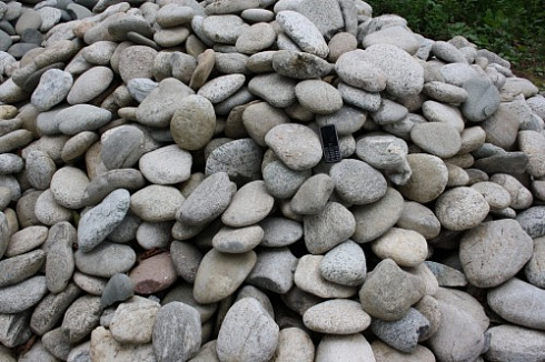 Kamenclub.ru: Галька речная плоская (бело-серая) фр. 100-200-300 мм. купить  в Екатеринбурге галька речная плоская серый, белый, бело-серый, серо-белый речная галька плоская  9000 руб/т   фото КАМЕНЬ КЛУБ