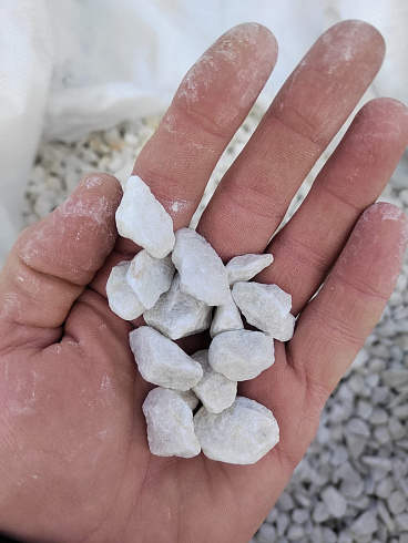 Kamenclub.ru: Мраморная крошка, щебень, цвет-белый, фр. 10-20 мм.  купить в Екатеринбурге мрамор белый, молочный айвори каменная ландшафтная декоративная крошка шебня 12000 руб/т   фото КАМЕНЬ КЛУБ