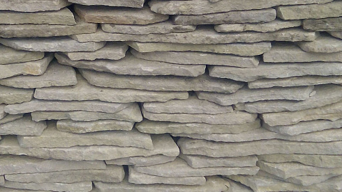 Kamenclub.ru: Песчаник пластушка светло-серый (2,0 см)  купить в Екатеринбурге плитняк- ластушка светло-серый, серый рваный ландшафтный плитняк колотый 13800 руб/м3   фото КАМЕНЬ КЛУБ