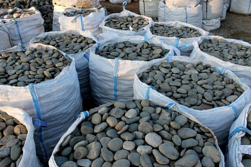 Kamenclub.ru: Галька речная плоская (темно-серая) фр. 100-200-300 мм. купить  в Екатеринбурге галька речная плоская темно-серый, серый, синий речной галечник плоский 9000 руб/т   фото КАМЕНЬ КЛУБ