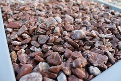 Kamenclub.ru: Мраморная крошка (щебень галтованный розовый) фр.10-20 мм.  купить в Екатеринбурге мрамор розовый, красный ландшафтный декоративный окатанный округлый щебень 15000 руб/т   фото КАМЕНЬ КЛУБ