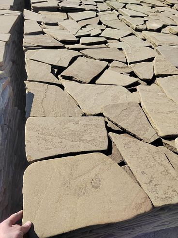 Kamenclub.ru: Песчаник галтованный для облицовки (фр. 2-5 см)  купить в Екатеринбурге песчник рыжий желтый серый песчаник окатанный речной 6 000 руб/т   фото КАМЕНЬ КЛУБ