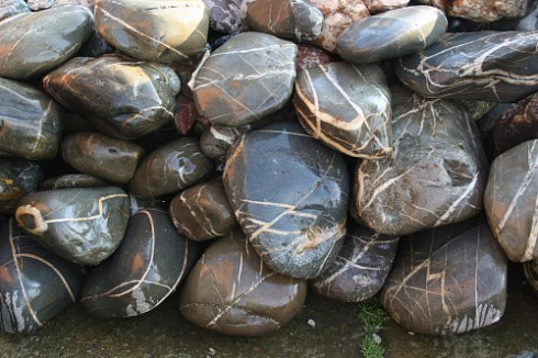 Kamenclub.ru: Валунчик Паутинник фр.100-300 мм  купить в Екатеринбурге крупный природный камень галечник темно-серый с прожилками белый черный речной валунчик 5000 руб/т   фото КАМЕНЬ КЛУБ