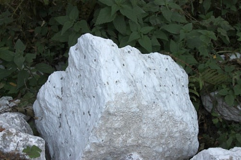 Kamenclub.ru: Мраморизированный известняк фр. 100-500 мм.  купить в Екатеринбурге известняк серый белый темно-серый сероватый валун природного образования окатанный 10500 руб/т   фото КАМЕНЬ КЛУБ