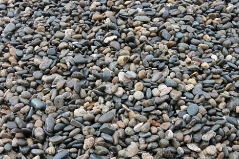 Kamenclub.ru: Галька речная окат (серая) фр.40-60 мм купить  в Екатеринбурге галька речная серый бежевый рыжий коричневый округлый речной камень 5000 руб/т   фото КАМЕНЬ КЛУБ