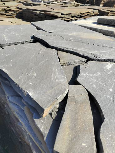 Kamenclub.ru: Песчаник пластушка светло-серый (2,0 см)  купить в Екатеринбурге плитняк- ластушка светло-серый, серый рваный ландшафтный плитняк колотый 13800 руб/м3   фото КАМЕНЬ КЛУБ