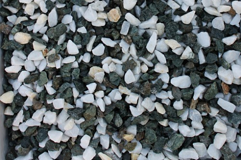 Kamenclub.ru: Мраморная крошка (щебень крошка микс : белый-черный-розовый) фр. 3-5 мм.  купить в Екатеринбурге мрамор белый, черный, розовый, разноцветный мраморная каменная крошка декорвтивная 12000 руб/т   фото КАМЕНЬ КЛУБ