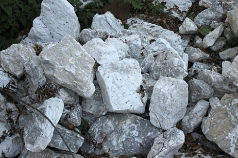 Kamenclub.ru: Мраморизированный известняк фр. 100-500 мм.  купить в Екатеринбурге известняк серый белый темно-серый сероватый валун природного образования окатанный 10500 руб/т   фото КАМЕНЬ КЛУБ