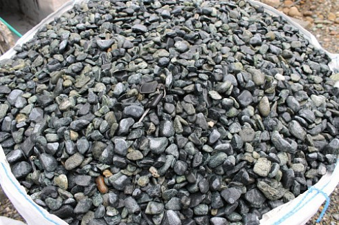 Kamenclub.ru: Щебень галтованный зеленый (змеевик) фр. 20-40 мм.  купить в Екатеринбурге мрамор зеленый, салатовый оголтованный щебень мраморный 12500 руб/т   фото КАМЕНЬ КЛУБ