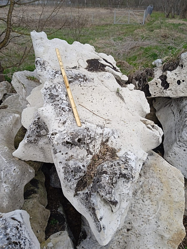 Kamenclub.ru: Выветренный известняк (степной) фр. 500-1500 мм.  купить в Екатеринбурге    10000 руб/т   фото КАМЕНЬ КЛУБ