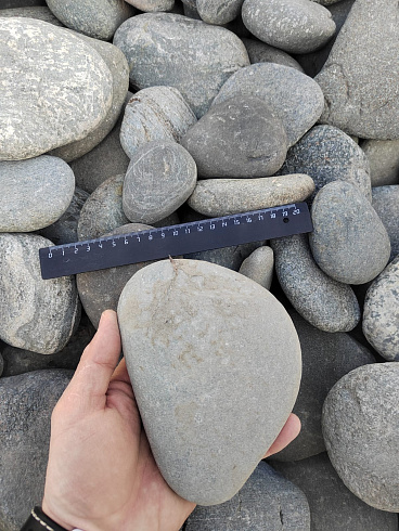 Kamenclub.ru: Галька речная плоская (ассорти) фр. 70-150 мм. купить  в Екатеринбурге галька галечник серый белый темно-серый синий светло-серый плоская природная галька  9000 руб/т   фото КАМЕНЬ КЛУБ