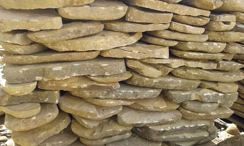 Kamenclub.ru: Песчаник колотый для облицовки (фр. 2-3 см)  купить в Екатеринбурге песчаник бежевый серый рыжий песчаник строительный 5000 руб/т   фото КАМЕНЬ КЛУБ